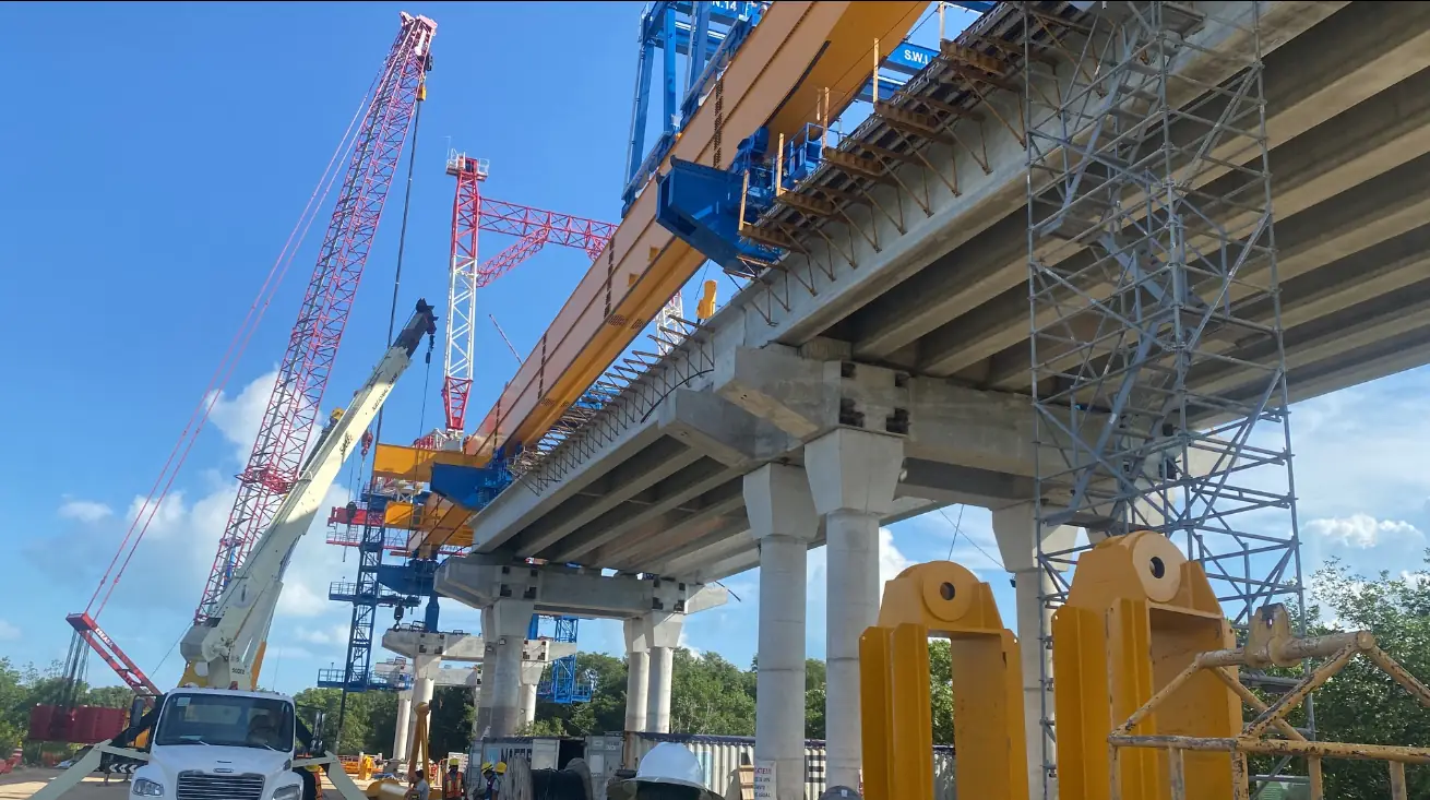 Montaje de trabes con viga lanzadora sobre el viaducto